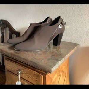 Donald Pliner.  7 1/2 Medium.  Brown.